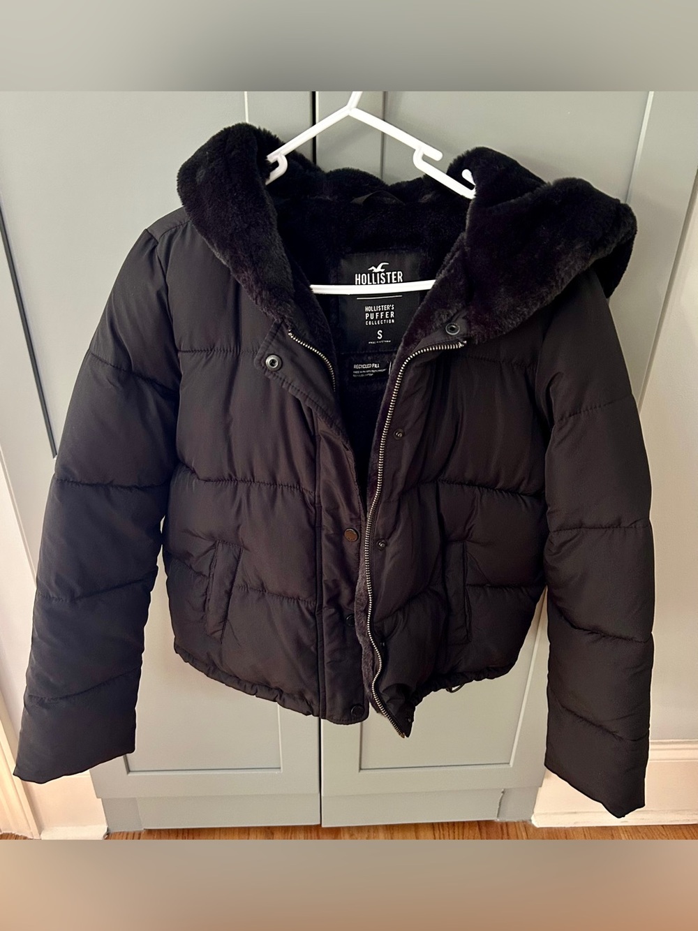 Hollister Black Hooded Faux-Fur Trim Puffer Jacket- S